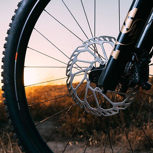 SHIMANO představuje nové kotouče 2,2 mm navržené pro moderní MTB